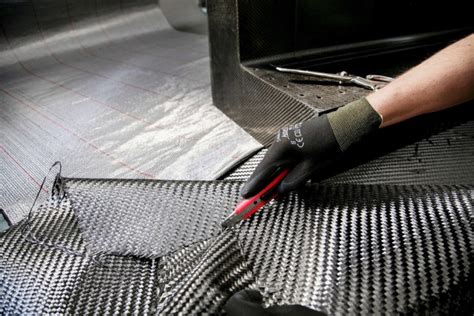  Fibra de Carbono: Um Material Extraordinário para Aplicações Aerospaciais e Automotivas!